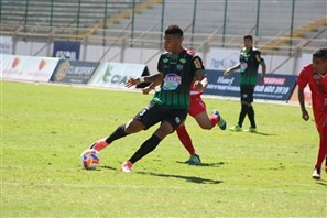 Contratado para ser goleador, atacante Alef Manga marca três na estreia do Maringá FC